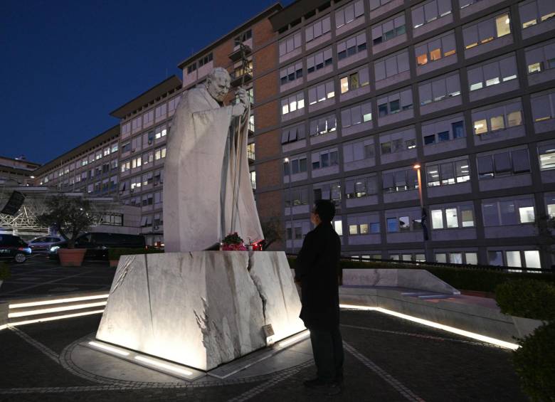 Las personas esperan la recuperación del papa. FOTO: AFP