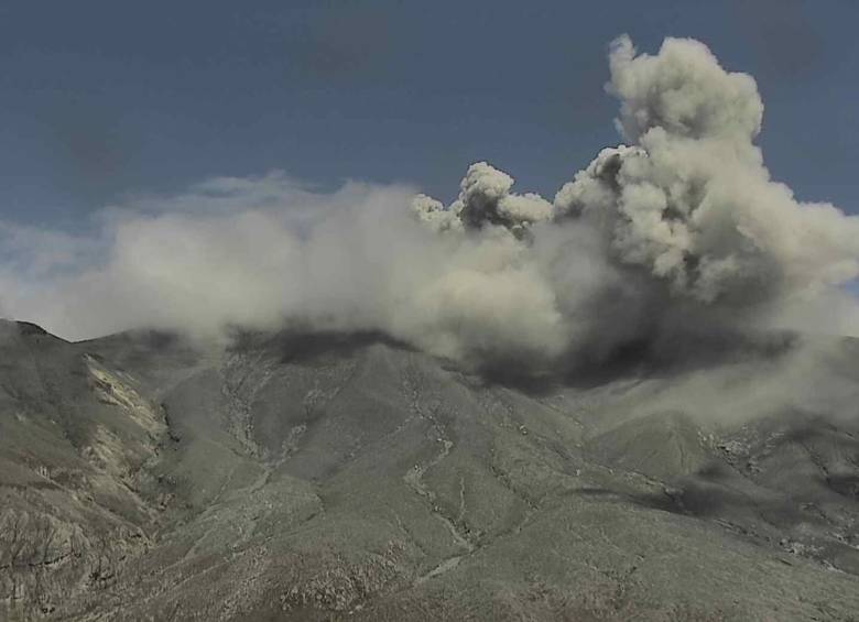 Después de que un histórico terremoto de magnitud 7.4 sacudiera al país la mañana del lunes 10 de agosto de 2026, el volcán Puracé registró una serie de emisiones de ceniza y gases. FOTO: Colprensa