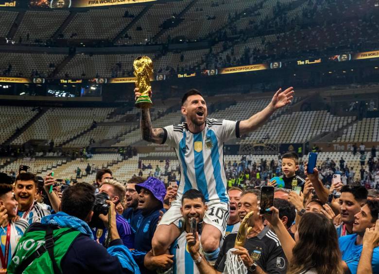 En Qatar, Messi por fin levanto el trofeo como campeón del Mundo. Foto: Juan Antonio Sánchez 