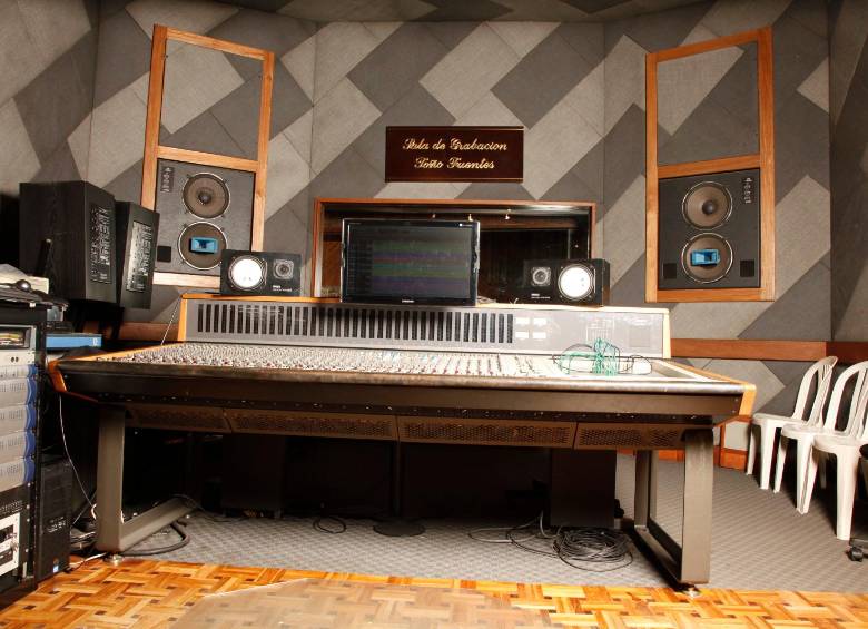 Antiguo estudio principal de Discos Fuentes, con consolas análogas, grabadora y monitores. Foto: Archivo Discos Fuentes