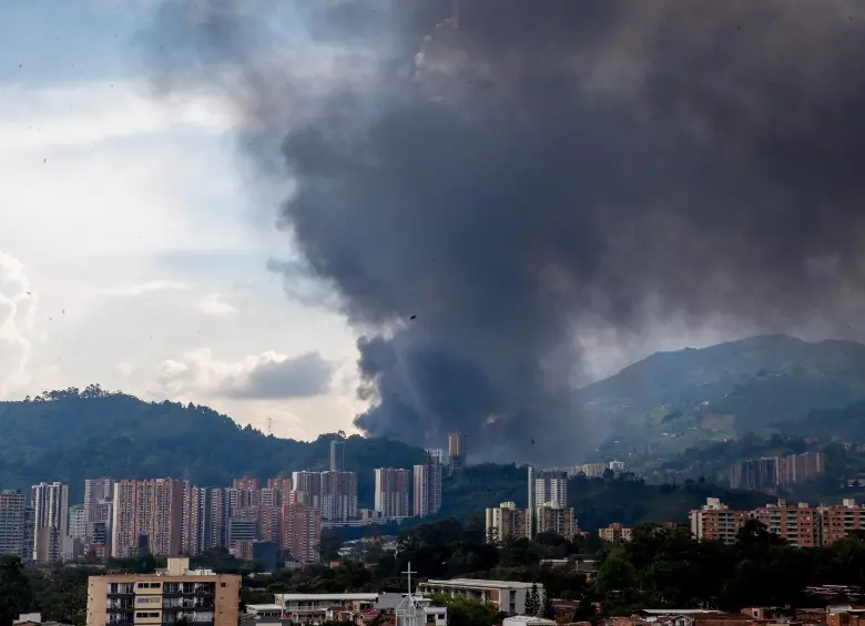 El incendio se ha extendido por toda la zona industrial de La Estrella. FOTO: Juan Antonio Sánchez