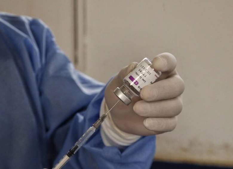 Un especialista de la salud sacando por medio de la aguja un medicamento. FOTO: Colrpensa