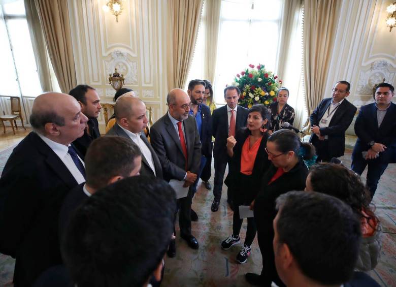 Luego de una semana de trabajo, gremios y gobierno lograron acuerdos para llegar a soluciones que mitiguen el alza en las tarifas de energía. FOTO. Presidencia. 