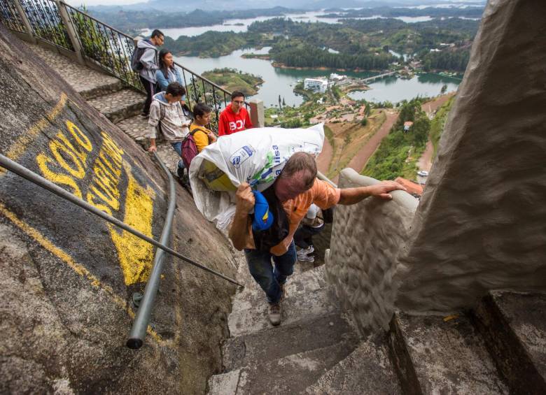 Un esfuerzo cotidiano de subir 740 escalones 20 veces al día terminaron por dejar con dolores en su cuerpo a Rubén Darío Gómez, y ya no pudo seguir en su tarea. FOTO edwin bustamante