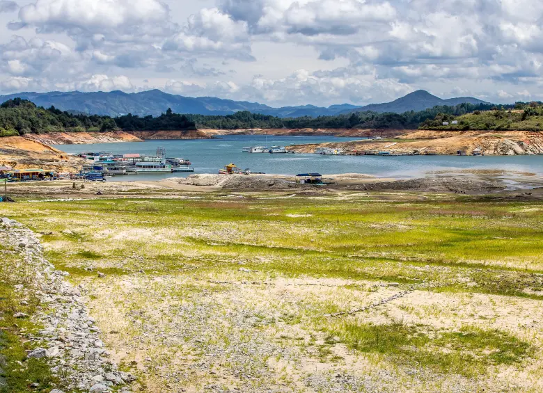 El fenómeno de El Niño podría reducir los niveles de los embalses, aumentar los costos de generación eléctrica y presionar la inflación y la actividad económica en Colombia durante 2026 y 2027. FOTO Juan Antonio Sánchez