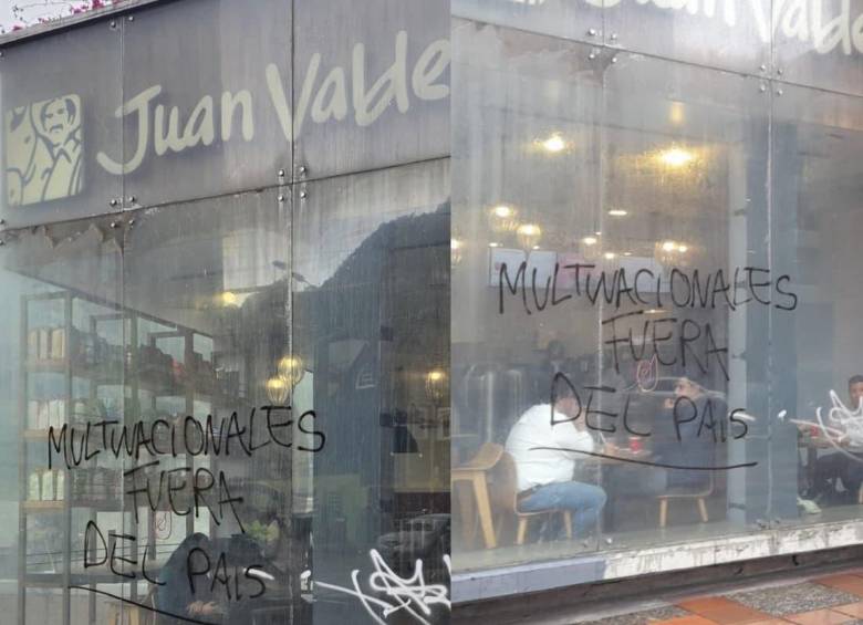 Una tienda de Juan Valdez fue vandalizada durante las manifestaciones del 21 de mayo en Bogotá, lo que desató un debate sobre la historia de la marca y su vínculo con los caficultores colombianos. FOTO: redes sociales.