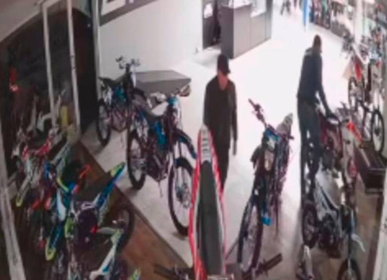 Los asaltantes se llevaron ocho motocicletas del concesionario ubicado al norte de Bogotá. FOTO: captura de video