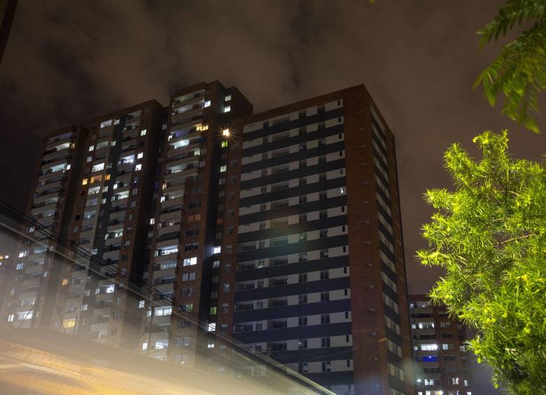Imagen de referencia de un bloque de apartamentos sin energía. Foto: EL COLOMBIANO