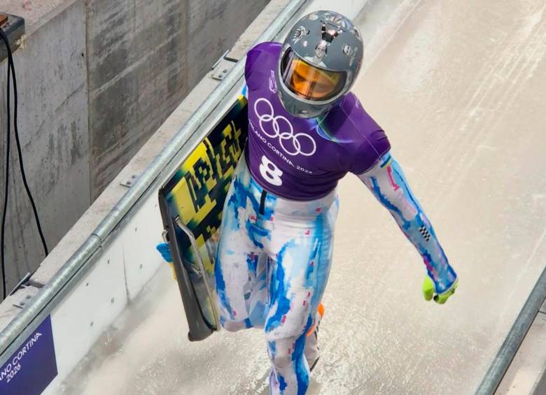 El deportista ucraniano Vladyslav Heraskevych entrenó este miércoles con el casco que lleva las imágenes de sus compatriotas muertos. Foto: Tomada de X @heraskevychvladyslav