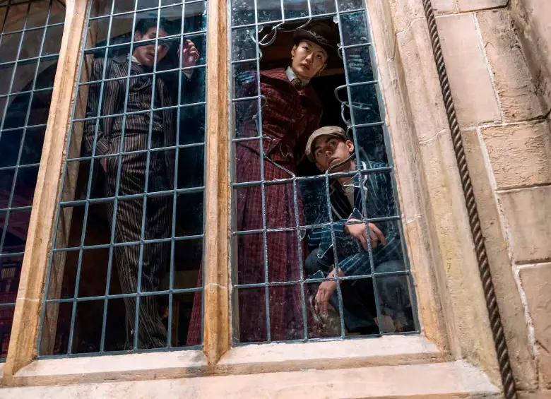 Donal Finn, Zine Tseng y Hero Fiennes-Tiffin en El joven Sherlock. FOTO: Daniel Smith / Prime Video