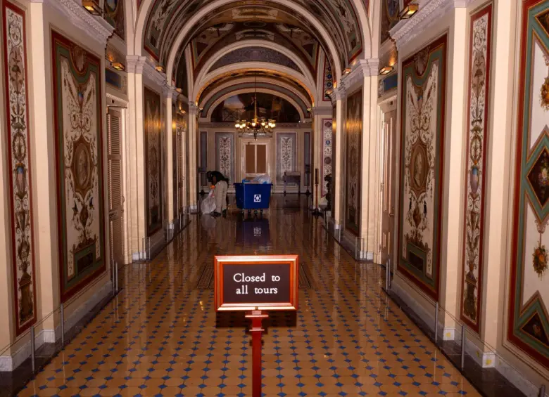 Trabajadores de mantenimiento son vistos poco después de la medianoche en el Capitolio de los Estados Unidos. FOTO: Getty