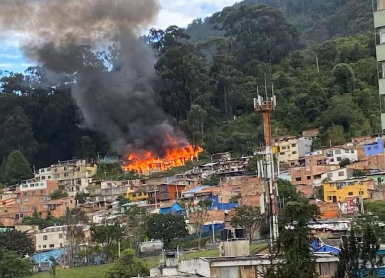 Varias viviendas resultaron afectadas por un incendio en el barrio La Paz, localidad de Santa Fe. Foto: cortesía