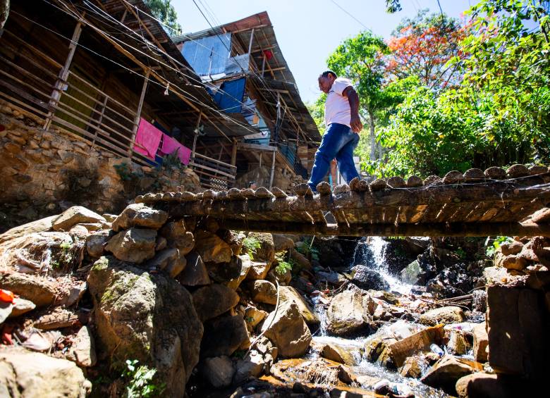 La quebrada La Mansión, que cruza por la comuna 3 (Manrique), se desbordó el pasado 3 de abril, provocando la muerte de un niño de 5 años. Desde ese momento le pusieron la lupa. FOTO JULIO CÉSAR HERRERA