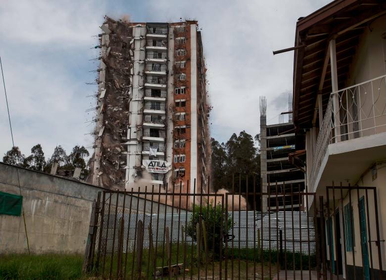 El edificio Altos del Lago, en Rionegro, fue implosionado el 4 de mayo de 2019, luego de encontrar decenas de irregularidades que pusieron en riesgo la vida de 116 familias. Algunos expertos aseguraron que este edificio no se cayó con las familias adentro de milagro. FOTO: JULIO CÉSAR HERRERA