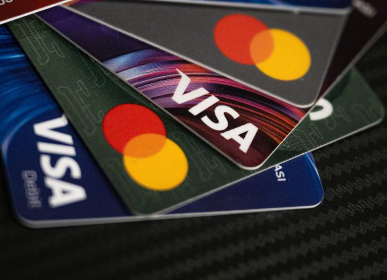 Cancelar una tarjeta no solo implica dejar de usarla: también es un paso clave para ordenar sus finanzas personales y evitar endeudamientos innecesarios. FOTO: Colprensa.