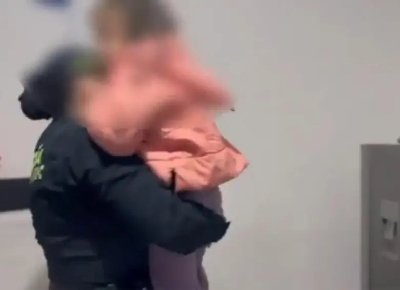 Con autorización de los vecinos, la policía ingresó a la habitación donde se encontraba la niña. Foto: captura de video.