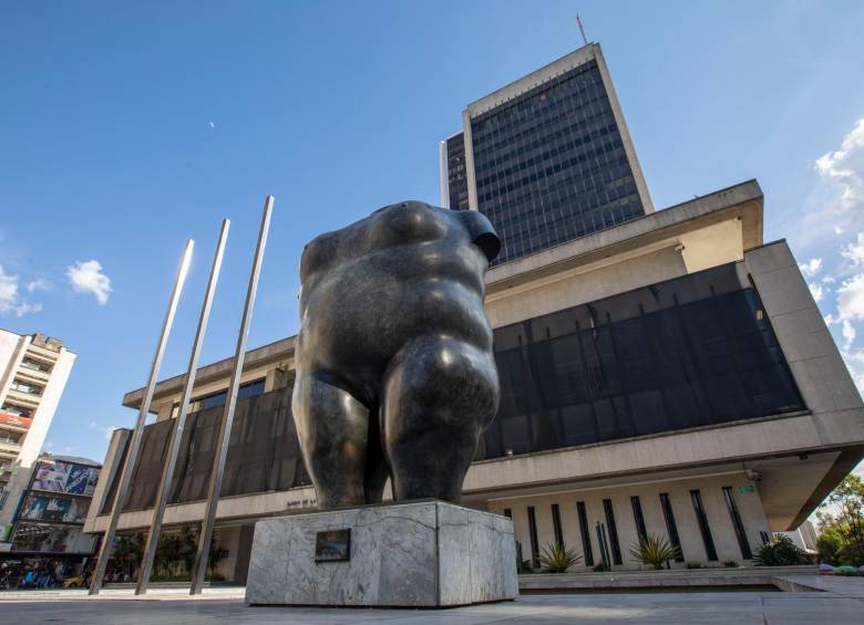 Las afueras del Banco de la República ha sido la morada de la Gorda por estos 35 años. Foto: Edwin Bustamante