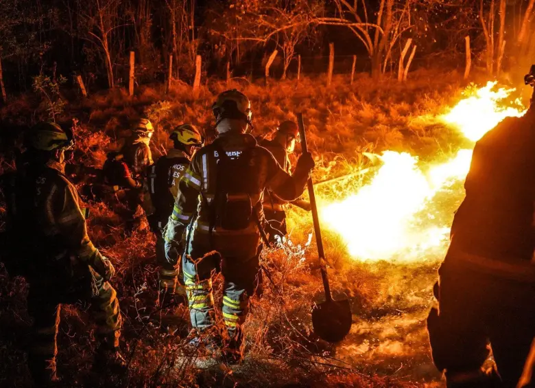 A Suárez, Tolima, llegaron los bomberos de Bogotá para apoyar en las labores de contención de los incendios forestales en ese departamento. FOTO: Bomberos de Bogotá