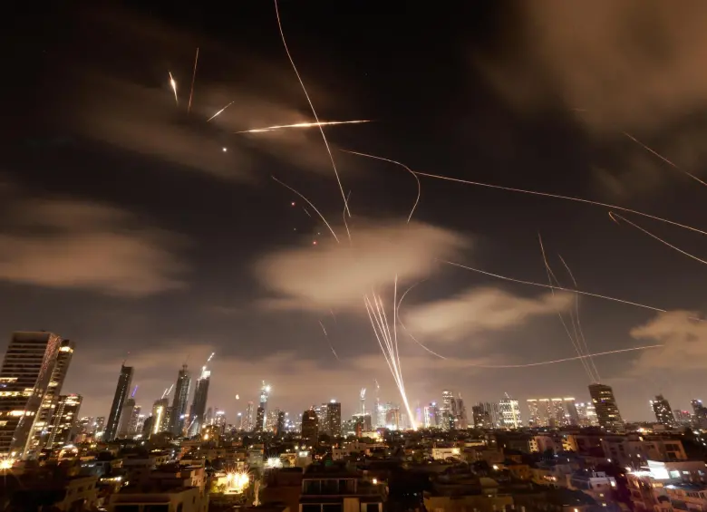 Imagen que muestra la entrada y salida de misiles en Tel Aviv, Israel, tras recibir los ataques de respuesta por parte de Irán, durante una noche en los últimos cinco días de guerra. FOTO: AFP
