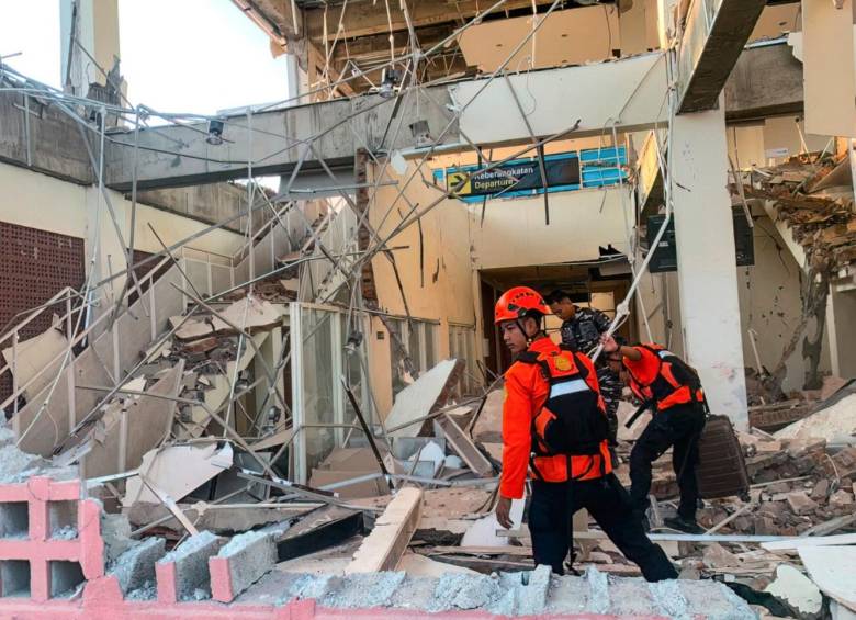 Los habitantes del este de Indonesia vivieron momentos de angustia tras un terremoto de 7.7 que ya deja decenas de víctimas mortales. FOTO: AFP