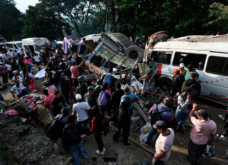 El 25 de abril de 2026 el EMC detonó una bomba oculta en una alcantarilla de la vía Panamericana, en inmediaciones del municipio de Cajibío, en Cauca. La explosión mató a 21 civiles y dejó 36 heridos. FOTO AFP