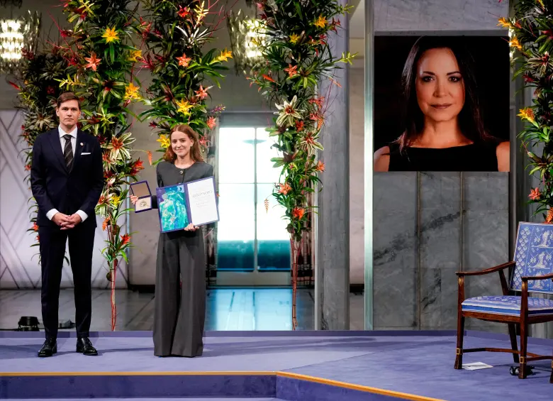 Ana Corina Sosa Machado, hija de la política venezolana Marina Corina Machado, recoge el Premio Nobel de la Paz en su nombre durante la ceremonia de entrega del Premio Nobel de la Paz en el Ayuntamiento de Oslo, Noruega. Foto: AFP 