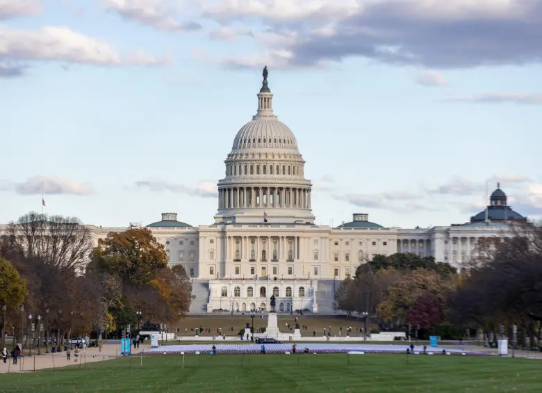 El Senado de Estados Unidos había aprobado un paquete presupuestario bipartidista con el objetivo de poner fin al cierre gubernamental más largo de su historia, que alcanzó los 43 días. FOTO: Xinhua