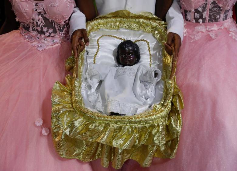 Cantaoras, niños que hacen las veces de ángeles y soldados, y padrinos, hacen parte de la comitiva que recibe al “Niño Dios Negro”. FOTO: EFE