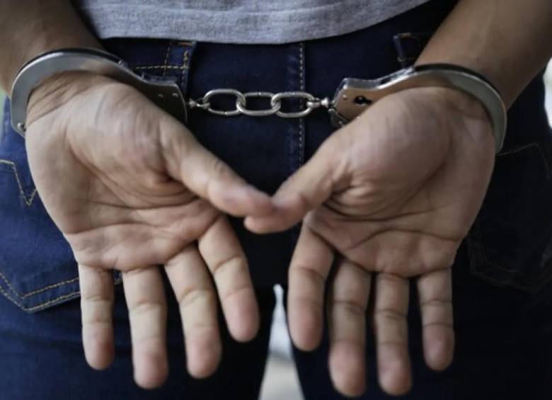 Solo unas semanas después de defender la camiseta de Costa Rica en la Liga de Naciones, el lateral del Cartaginés fue detenido tras allanamientos donde las autoridades incautaron municiones, drogas y evidencia que lo liga al crimen organizado. FOTO: Colprensa