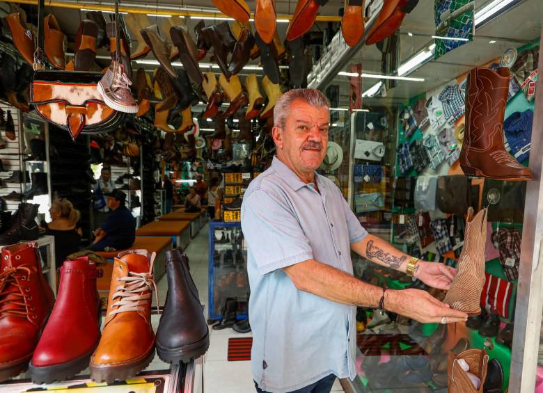 Freddy Restrepo, dueño del Almacén y Calzado Tolú, sigue surtiendo el local con calzado colombiano. De hecho, sus características botas son un producto 100% nacional. FOTO manuel saldarriaga