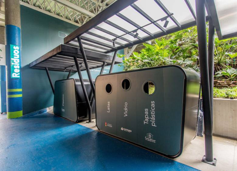 El Tesoro cuenta con una Zona de Servicios Sostenibles, donde las personas encuentran contenedores para depositar residuos peligrosos y reciclables, así como parqueaderos para bicicletas y patinetas eléctricas. Foto. Cortesía. 