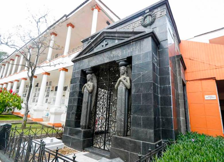 Los elementos funerarios —esculturas, flores, epitafios, adornos— narran la relación de los vivos con los muertos. CREDIFOTO = Foto Manuel Saldarriaga Quintero, El Colombiano.