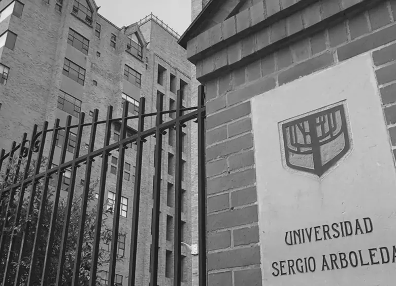 La emergencia ocurrió en la Facultad de Derecho de la Universidad Sergio Arboleda, donde una estudiante de primer semestre cayó desde un sexto piso, lo que generó la evacuación inmediata del campus. Foto: Universidad Sergio Arboleda