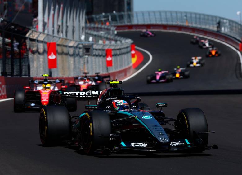 Al frente, Andrea Kimmi Antonelli, líder actual del Mundial de F1. FOTO: X F1