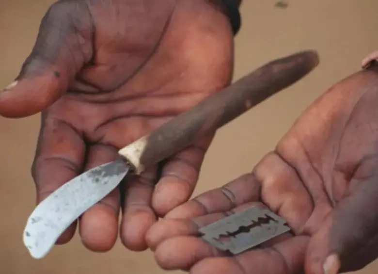 Una exmutiladora genital femenina muestra una herramienta casera de ablación hecha con un clavo o una simple cuchilla, para realizar la mutilación genital. FOTO: AFP