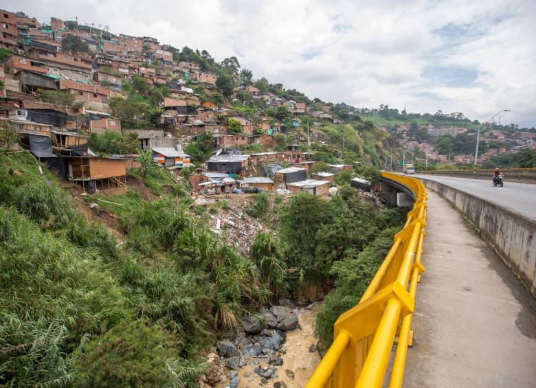 Como se ve en la segunda foto, las casas se han construido peligrosamente a las orillas de la Iguaná, pero hay otras muy cerca de la vía, incluso levantadas en zancos. FOTO carlos velásquez.
