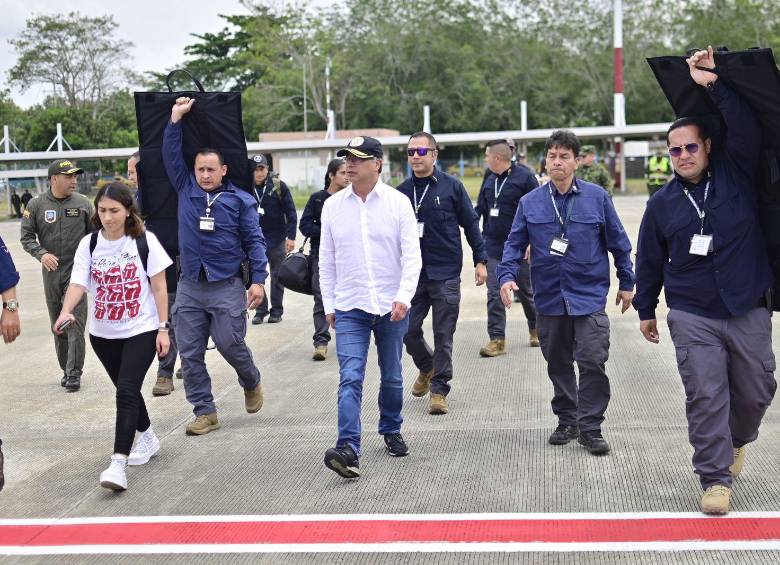 Petro llegó acompañado de su jefa de gabinete, Laura Sarabia, y de los ministros de Defensa, Iván Velásquez, y del Interior, Alfondo Prada. FOTO PRESIDENCIA