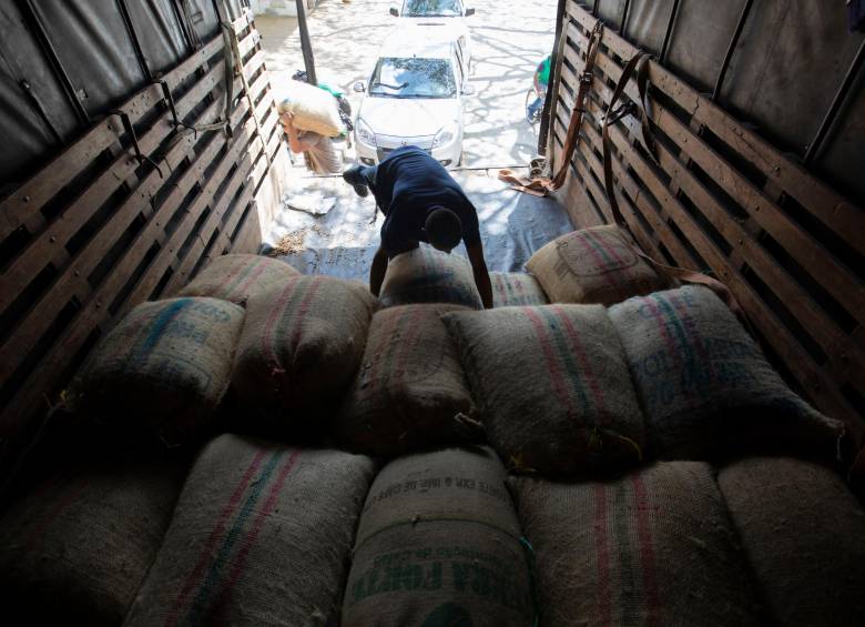 Como consecuencia de los bloqueos y las dificultades para movilizar la carga se contrajeron las exportaciones de café. Foto: Edwin Bustamante Restrepo