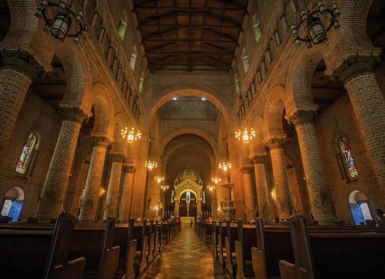 Los delincuentes alcanzaron a sacar del templo la alcancía en la que se guardan las limosnas. Sería un cofre fabricado en un material pesado. FOTO: CAMILO SUÁREZ