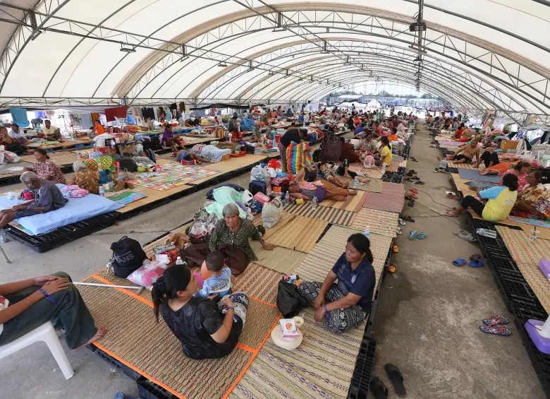 Personas evacuadas son vistas dentro de un gimnasio convertido en refugio, en Buriram, Tailandia, el 28 de julio de 2025. Los líderes de Tailandia y Camboya han acordado implementar un alto el fuego a partir de la medianoche del lunes, dijo el primer ministro malasio, Anwar Ibrahim, tras una reunión patrocinada por él mismo. FOTO: Agencia Xinhua