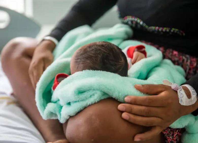 Un bebe recién nacido junto a su madre. FOTO: CARLOS VELÁSQUEZ