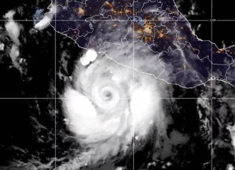 El huracán Polo continúa frente a la costa suroeste de México con vientos máximos sostenidos de cerca de 250 km/h y amenaza de fuertes lluvias y marejadas. FOTO: NOAA. 