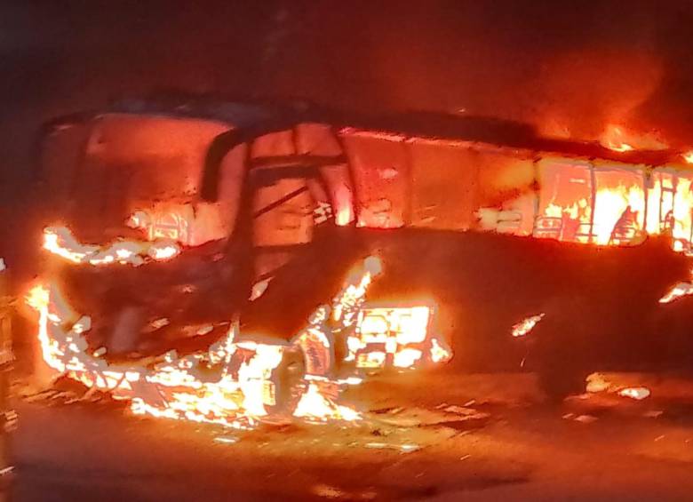 El bus intermunicipal fue incinerado por encapuchados. Foto de redes sociales. 