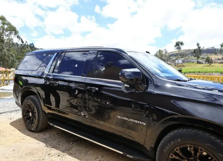 Esta es la camioneta en la que, al parecer, se movilizaba el presidente de Ecuador, Daniel Noboa, al momento del ataque. FOTO: Tomada de las redes sociales