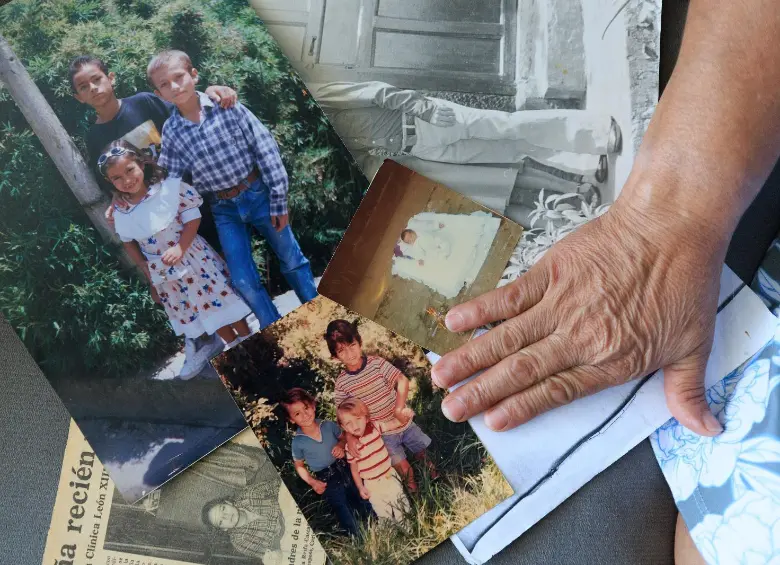 María Resfa guarda como tesoros las fotos de todos sus hijos, incluyendo la única que le queda de Dafne cuando era bebé y el recorte del artículo de EL COLOMBIANO de 1982 en el que denunciaron el robo. Foto: Camilo Suárez