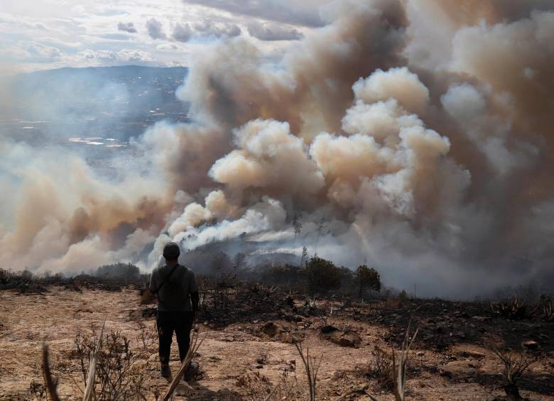 Desde el sábado se avanza en Villa del Leyva en tratar de controlar el incendio. Foto: AFP