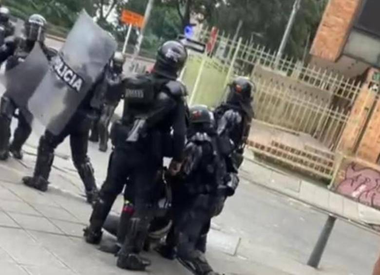 La Fiscalía General de la Nación solicitó hasta 30 años de cárcel para esta persona tras ser capturado en flagrancia con varios explosivos. FOTO: POLICÍA METROPOLITANA DE BOGOTÁ