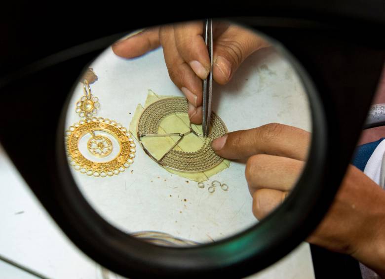 La filigrana es el arte de hacer joyas con hilos de plata u oro. Los artesanos joyeros de Mompox se han vuelto expertos en esta tradición. Foto: Jaime Pérez. 