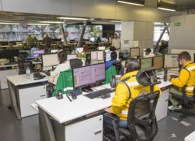 Sede de la linea de emergencias 123 del municipio de Medellín, Equipo del Dagrd y Bomberos del 123. FOTO: El Colombiano