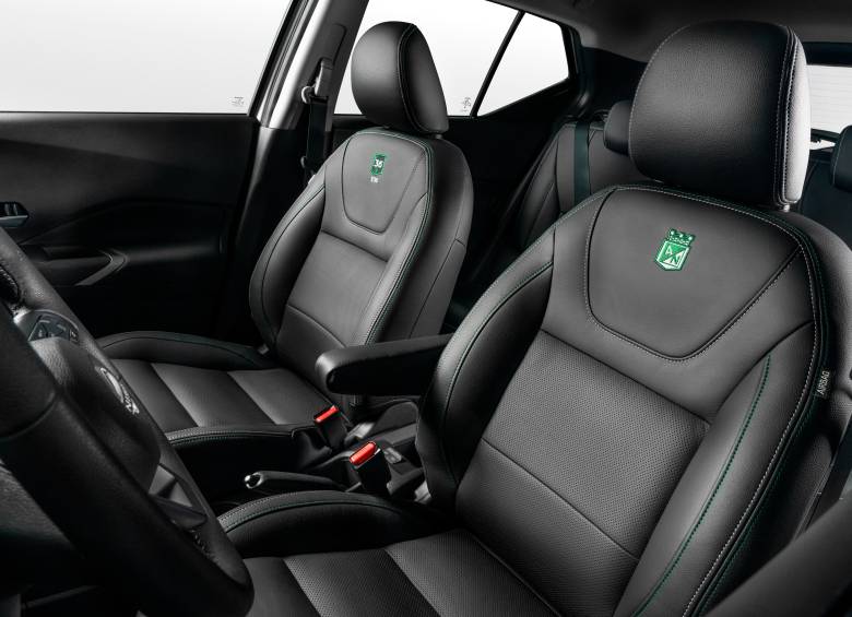 Interior del vehículo Nissan Kicks Play con costuras y diseños personalizados. Foto: Sara Gil.